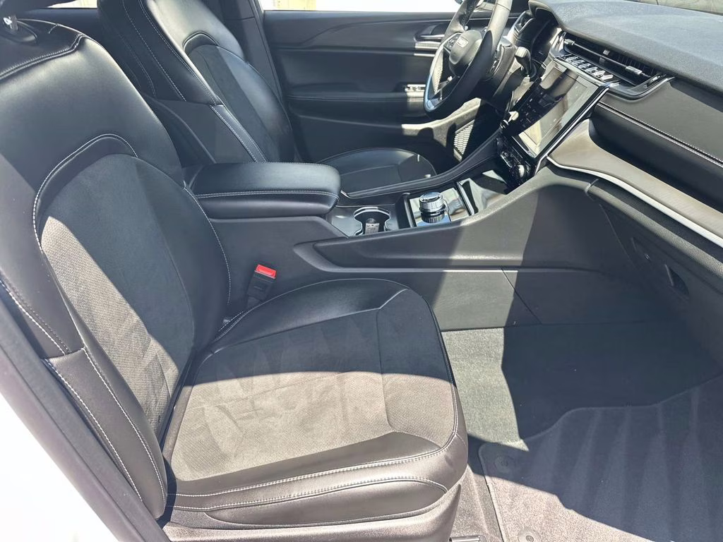2025 Bright White Clearcoat Jeep Grand Cherokee Altitude X 4X4 SUV
