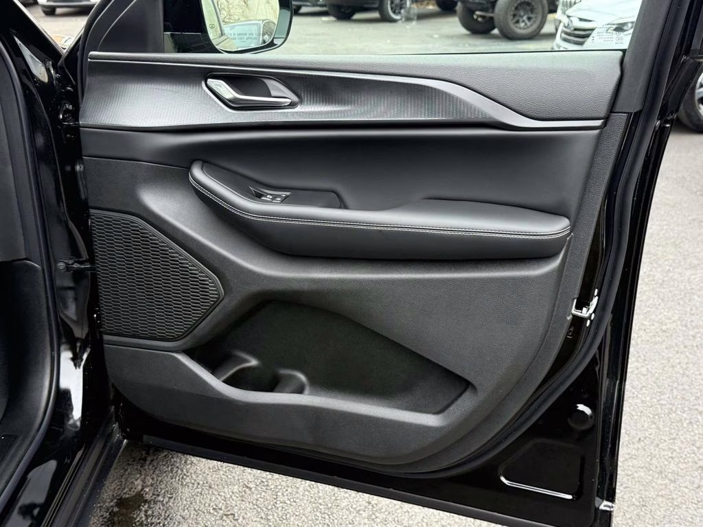 2025 Diamond Black Crystal Pearlcoat Jeep Grand Cherokee Altitude X 4X4 SUV