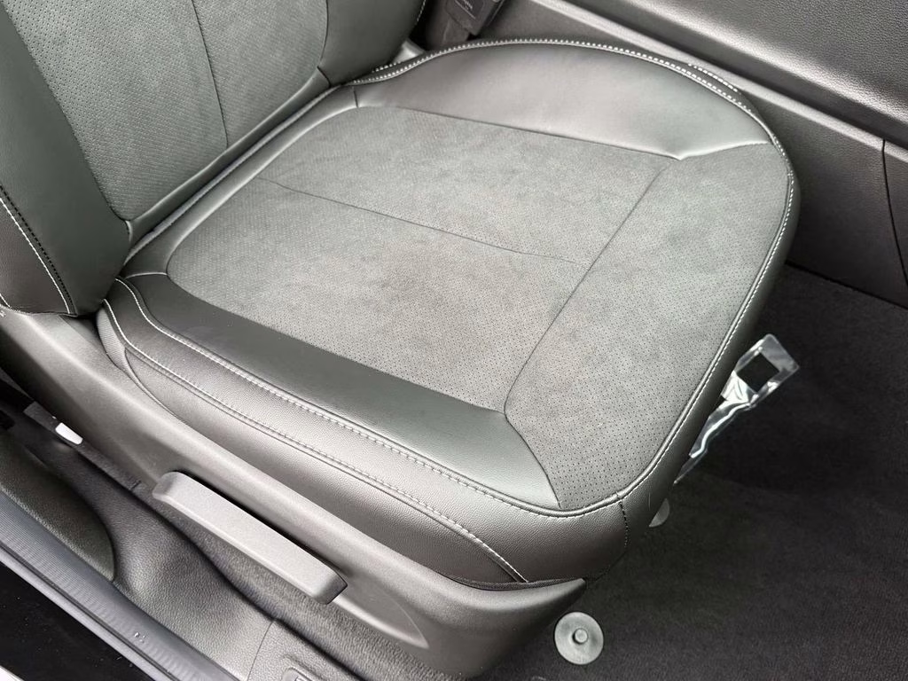 2025 Diamond Black Crystal Pearlcoat Jeep Grand Cherokee Altitude X 4X4 SUV