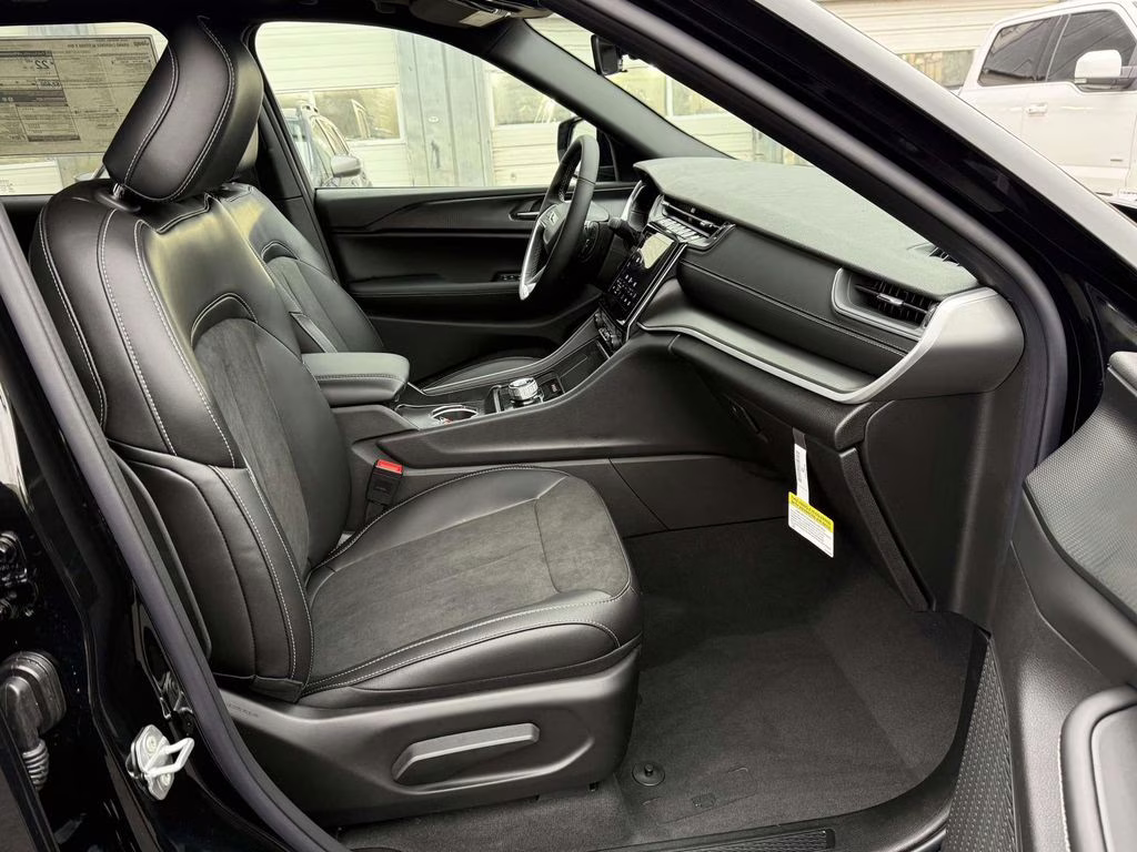 2025 Diamond Black Crystal Pearlcoat Jeep Grand Cherokee Altitude X 4X4 SUV