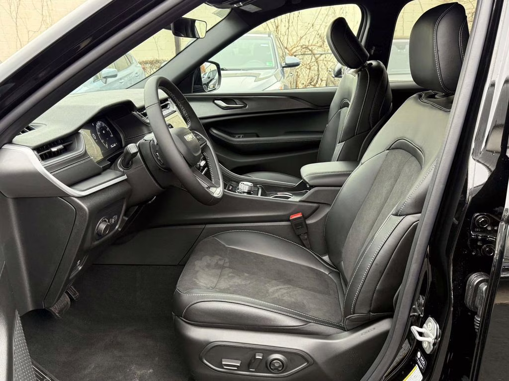 2025 Diamond Black Crystal Pearlcoat Jeep Grand Cherokee Altitude X 4X4 SUV