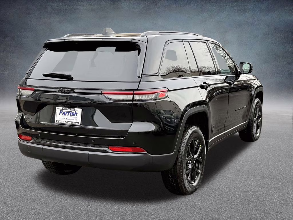 2025 Diamond Black Crystal Pearlcoat Jeep Grand Cherokee Altitude X 4X4 SUV