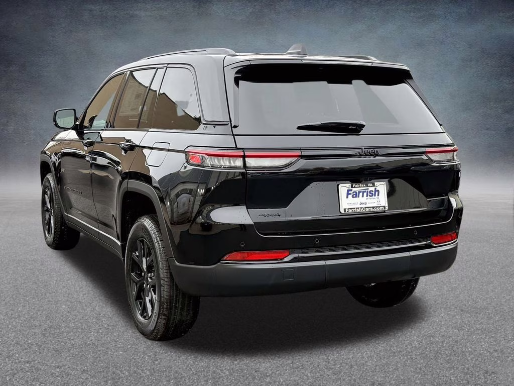 2025 Diamond Black Crystal Pearlcoat Jeep Grand Cherokee Altitude X 4X4 SUV