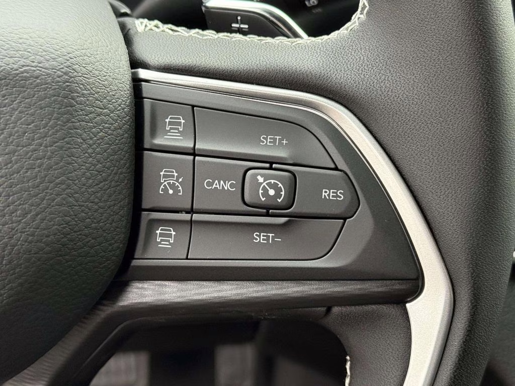 2025 Diamond Black Crystal Pearlcoat Jeep Grand Cherokee Altitude X 4X4 SUV