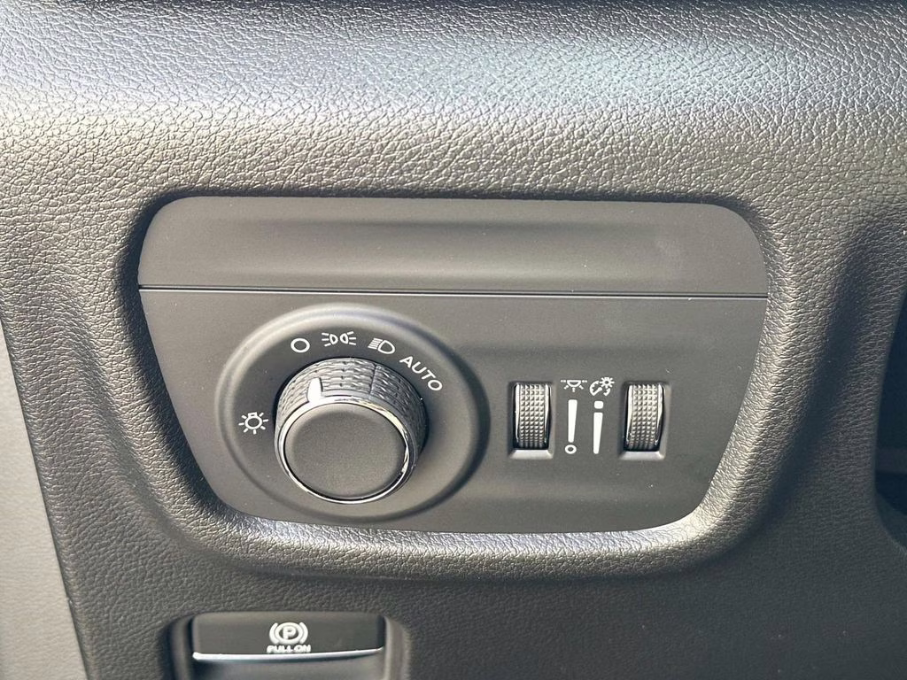 2025 Diamond Black Crystal Pearlcoat Jeep Grand Cherokee Altitude X 4X4 SUV