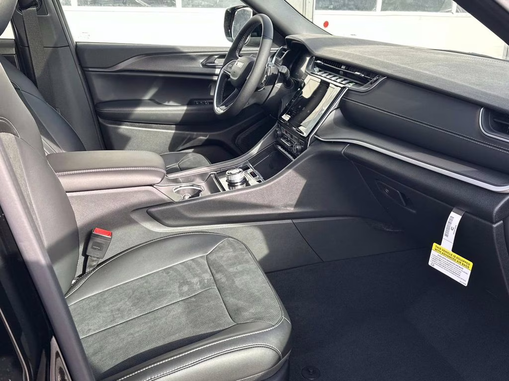 2025 Diamond Black Crystal Pearlcoat Jeep Grand Cherokee Altitude X 4X4 SUV