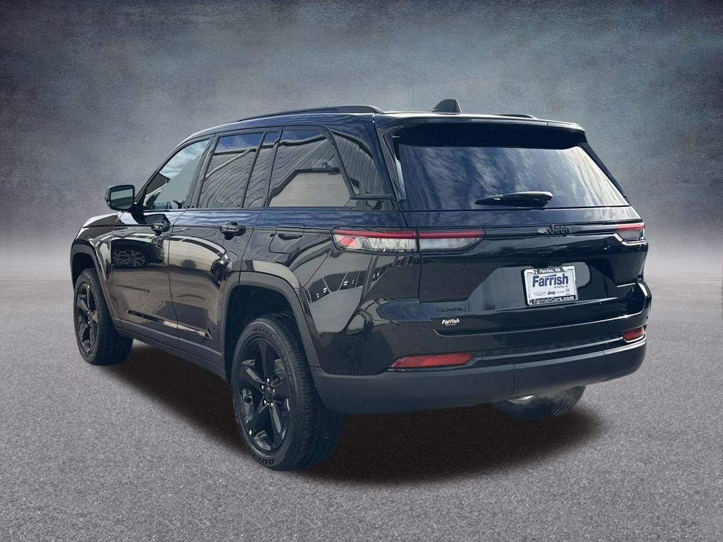2025 Diamond Black Crystal Pearlcoat Jeep Grand Cherokee Altitude X 4X4 SUV