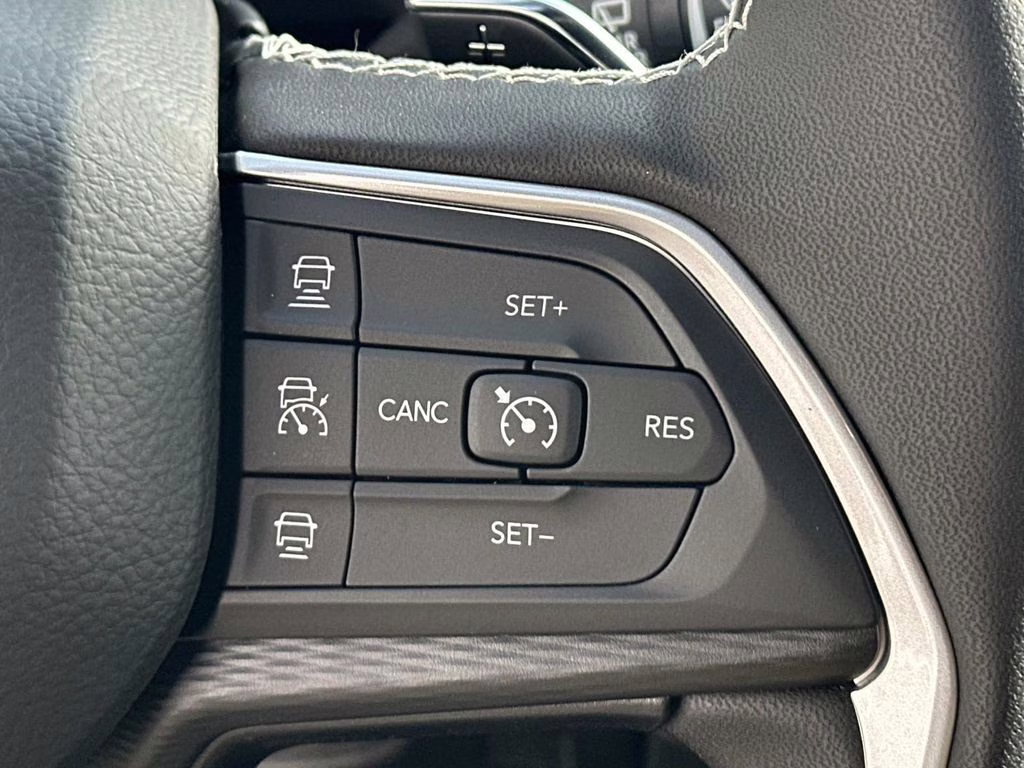 2025 Diamond Black Crystal Pearlcoat Jeep Grand Cherokee Altitude X 4X4 SUV