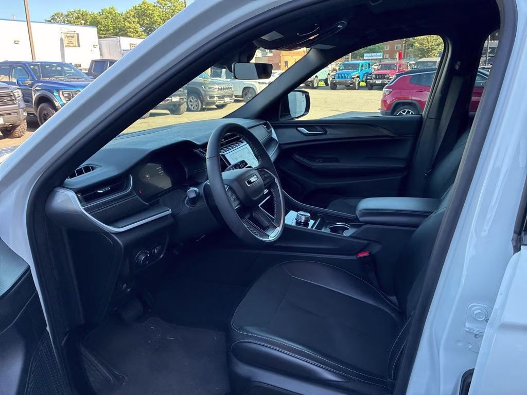2025 Bright White Clearcoat Jeep Grand Cherokee Altitude X 4X4 SUV