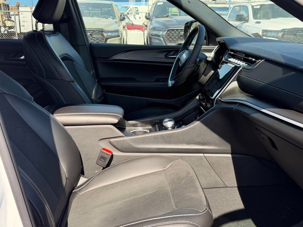 2025 Bright White Clearcoat Jeep Grand Cherokee Altitude X 4X4 SUV