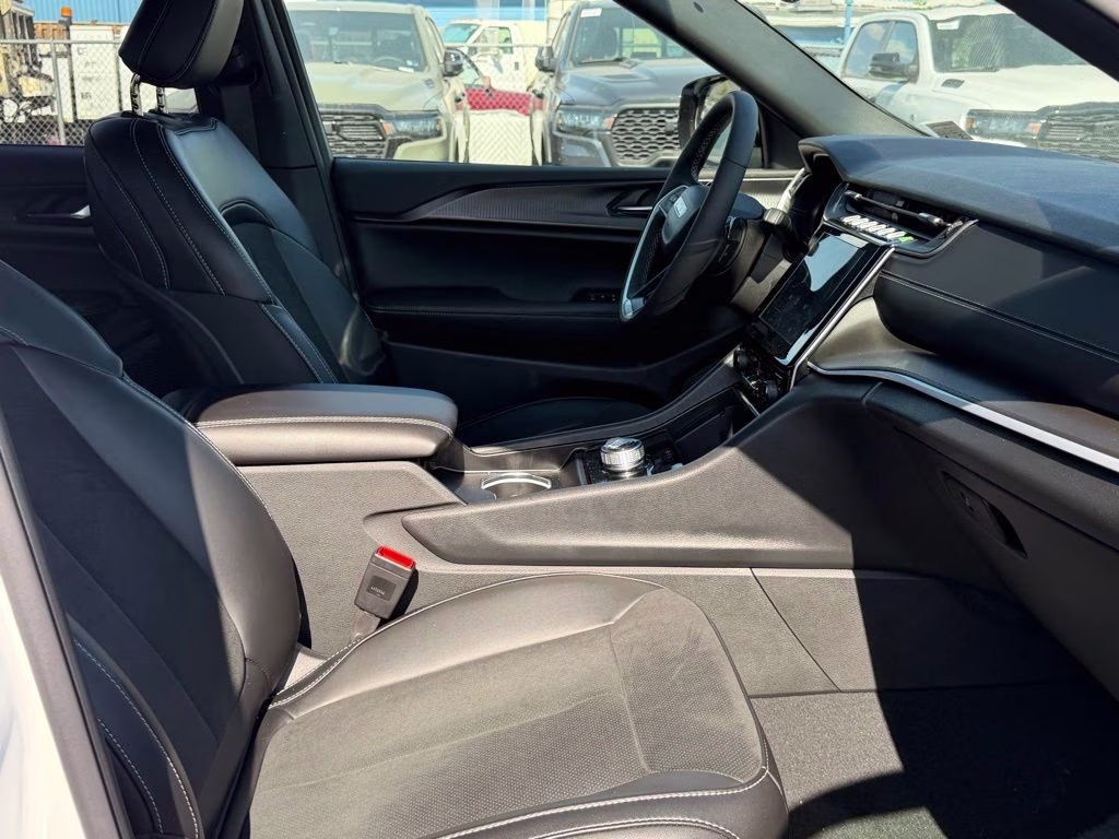 2025 Bright White Clearcoat Jeep Grand Cherokee Altitude X 4X4 SUV
