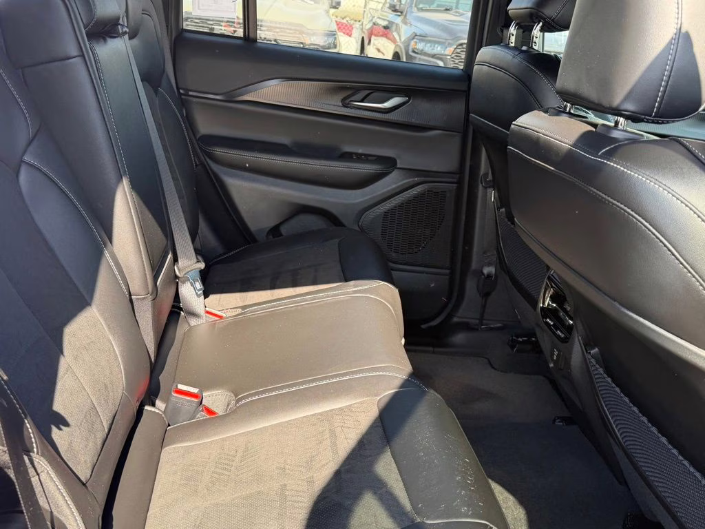 2025 Bright White Clearcoat Jeep Grand Cherokee Altitude X 4X4 SUV