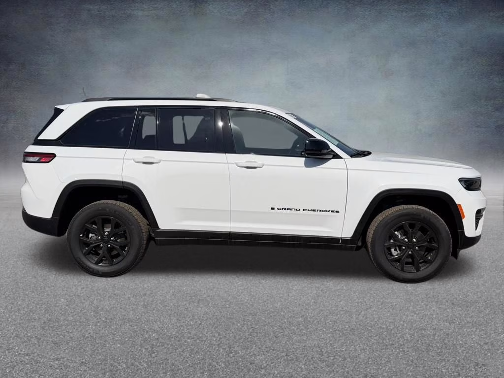 2025 Bright White Clearcoat Jeep Grand Cherokee Altitude X 4X4 SUV