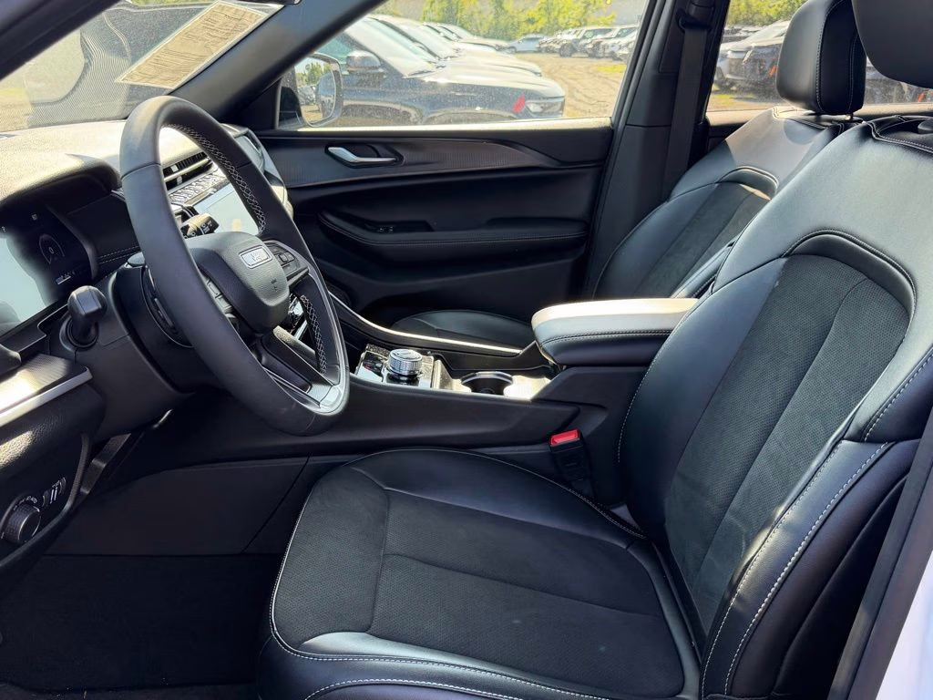 2025 Bright White Clearcoat Jeep Grand Cherokee Altitude X 4X4 SUV