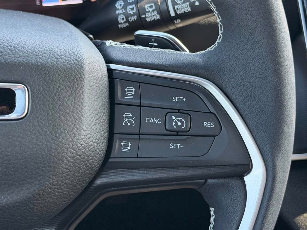2025 Bright White Clearcoat Jeep Grand Cherokee Altitude X 4X4 SUV
