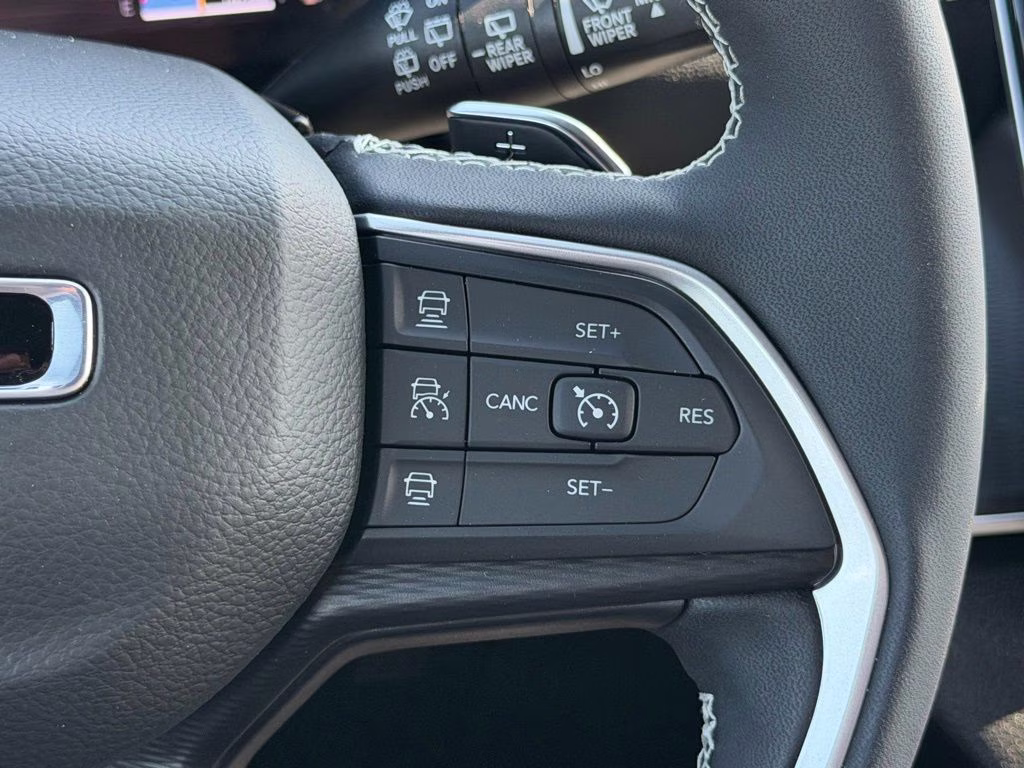 2025 Bright White Clearcoat Jeep Grand Cherokee Altitude X 4X4 SUV