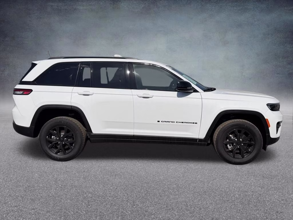 2025 Bright White Clearcoat Jeep Grand Cherokee Altitude X 4X4 SUV