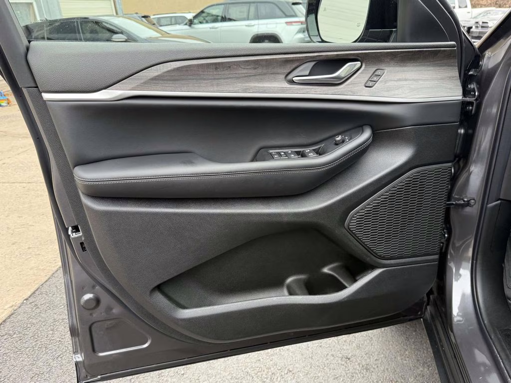 2025 Baltic Gray Metallic Clearcoat Jeep Grand Cherokee Limited 4X4 SUV