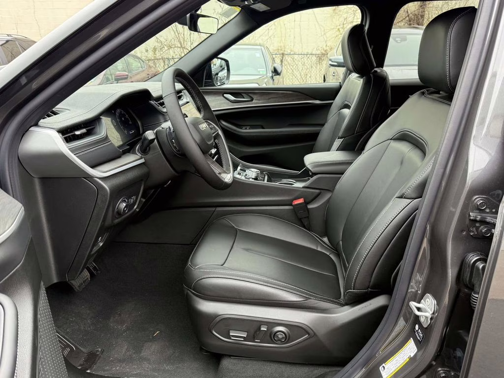 2025 Baltic Gray Metallic Clearcoat Jeep Grand Cherokee Limited 4X4 SUV