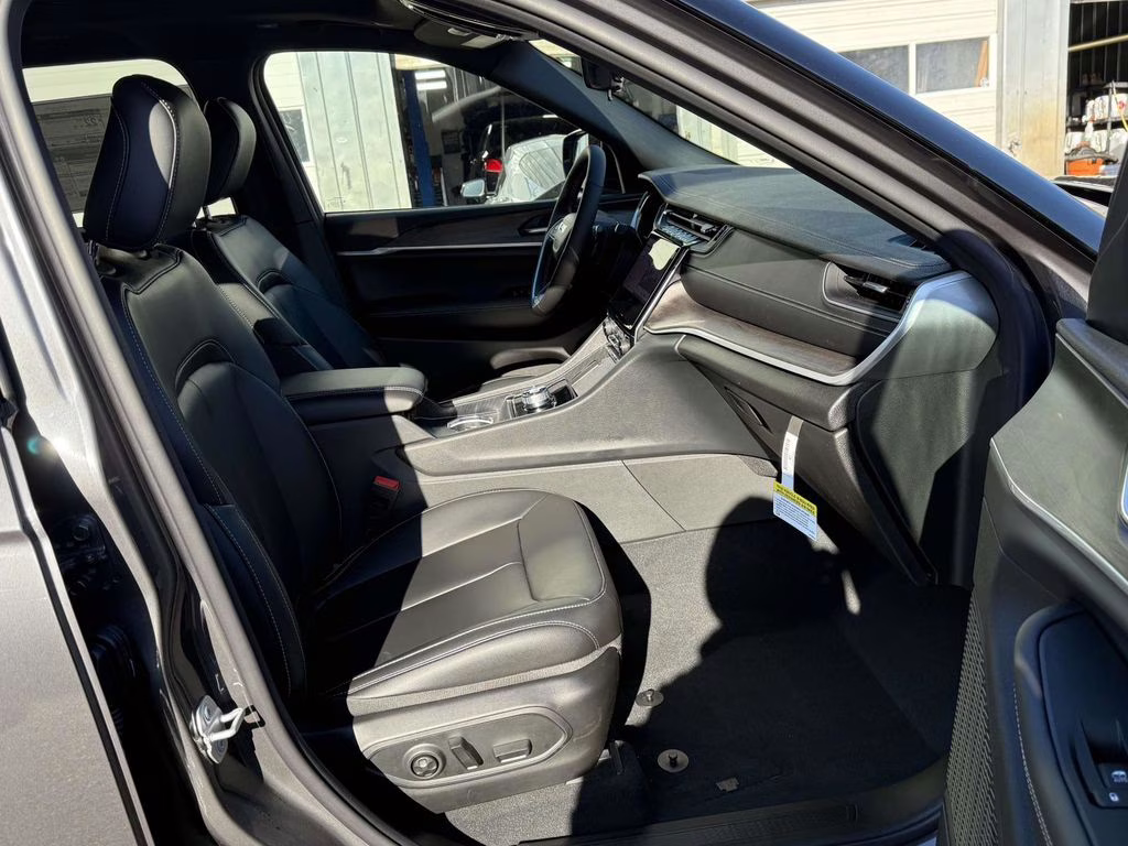 2025 Baltic Gray Metallic Clearcoat Jeep Grand Cherokee Limited 4X4 SUV