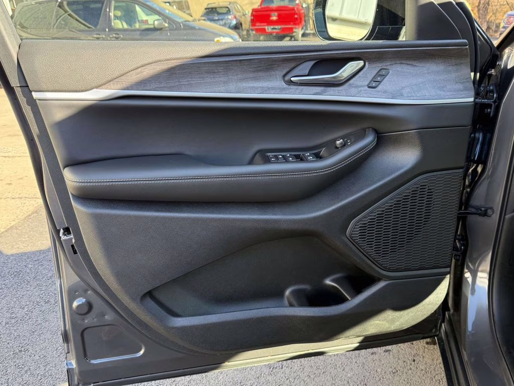 2025 Baltic Gray Metallic Clearcoat Jeep Grand Cherokee Limited 4X4 SUV