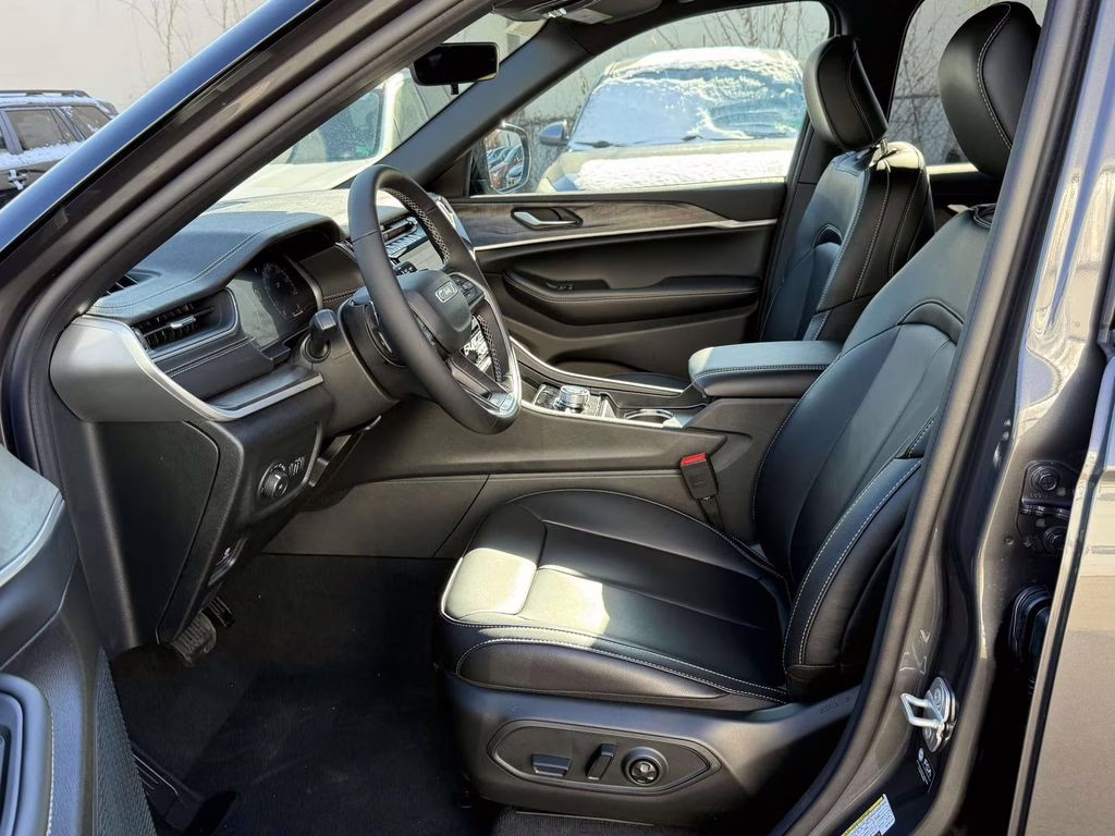 2025 Baltic Gray Metallic Clearcoat Jeep Grand Cherokee Limited 4X4 SUV