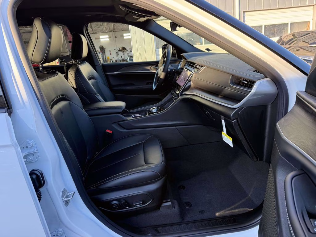 2025 Bright White Clearcoat Jeep Grand Cherokee Limited 4X4 SUV