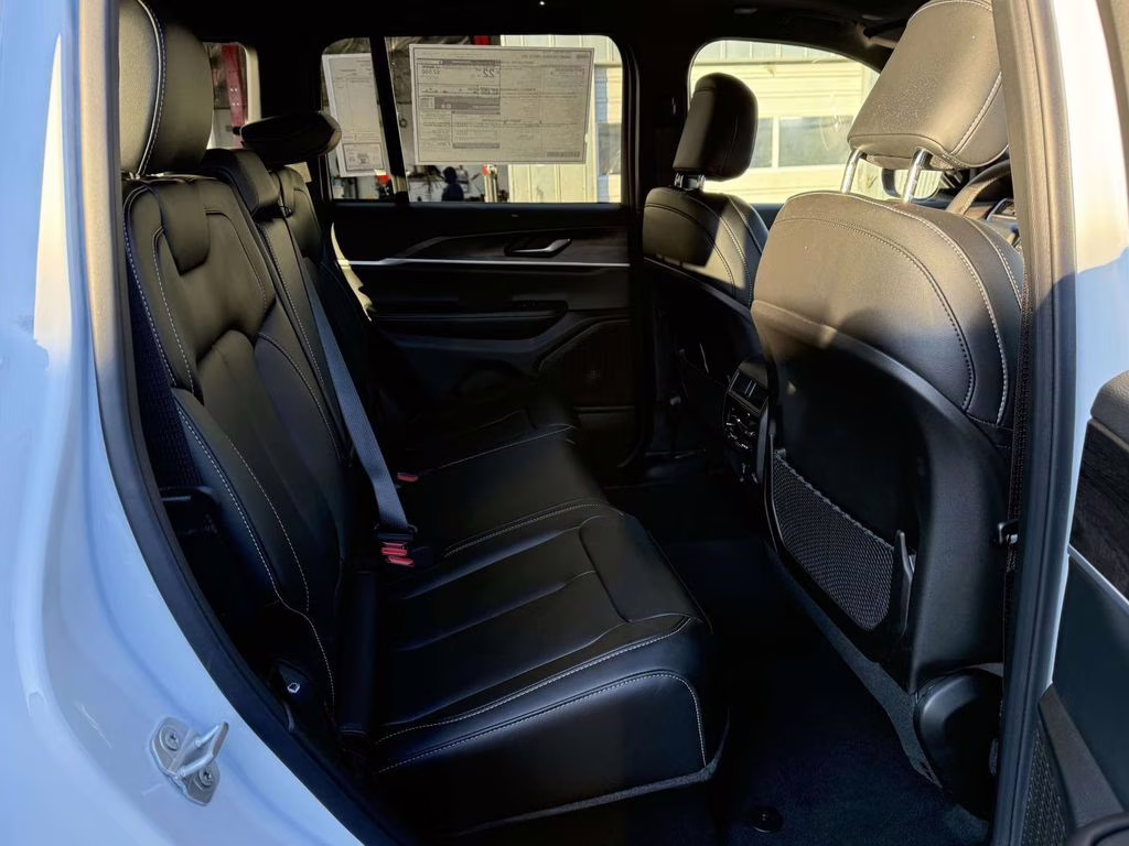 2025 Bright White Clearcoat Jeep Grand Cherokee Limited 4X4 SUV