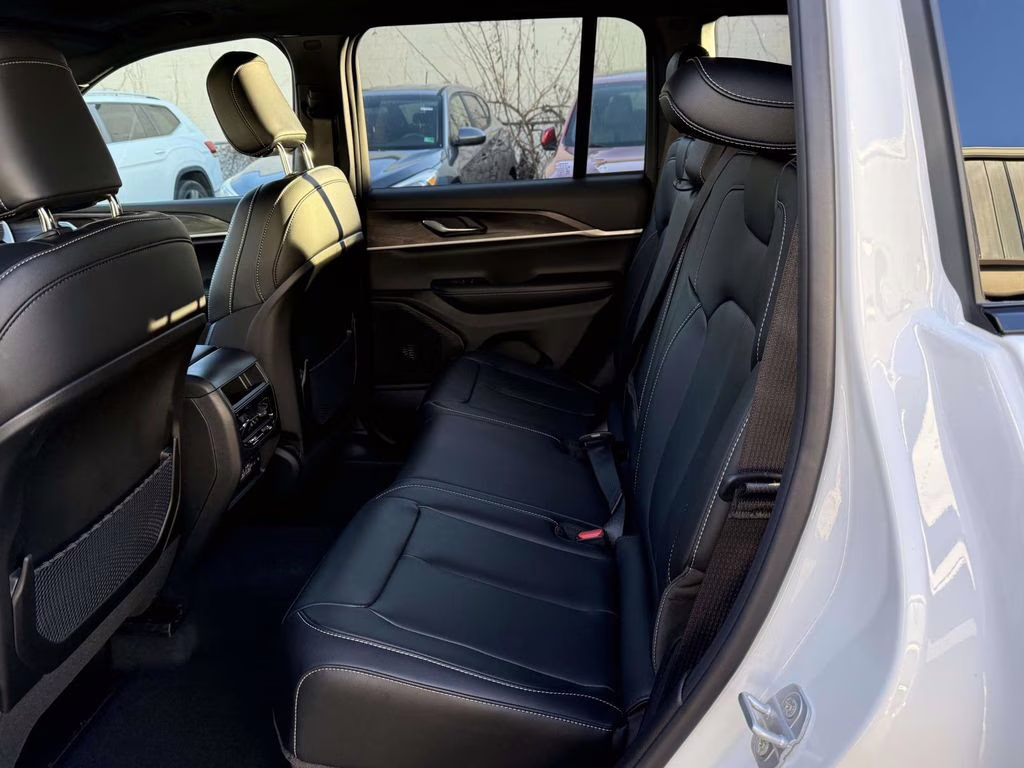 2025 Bright White Clearcoat Jeep Grand Cherokee Limited 4X4 SUV