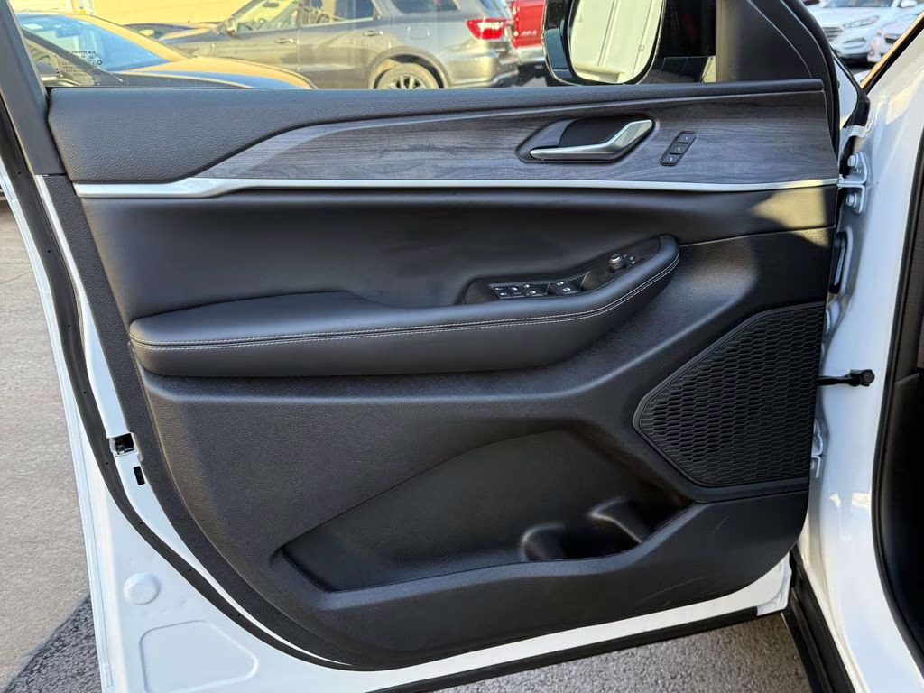 2025 Bright White Clearcoat Jeep Grand Cherokee Limited 4X4 SUV