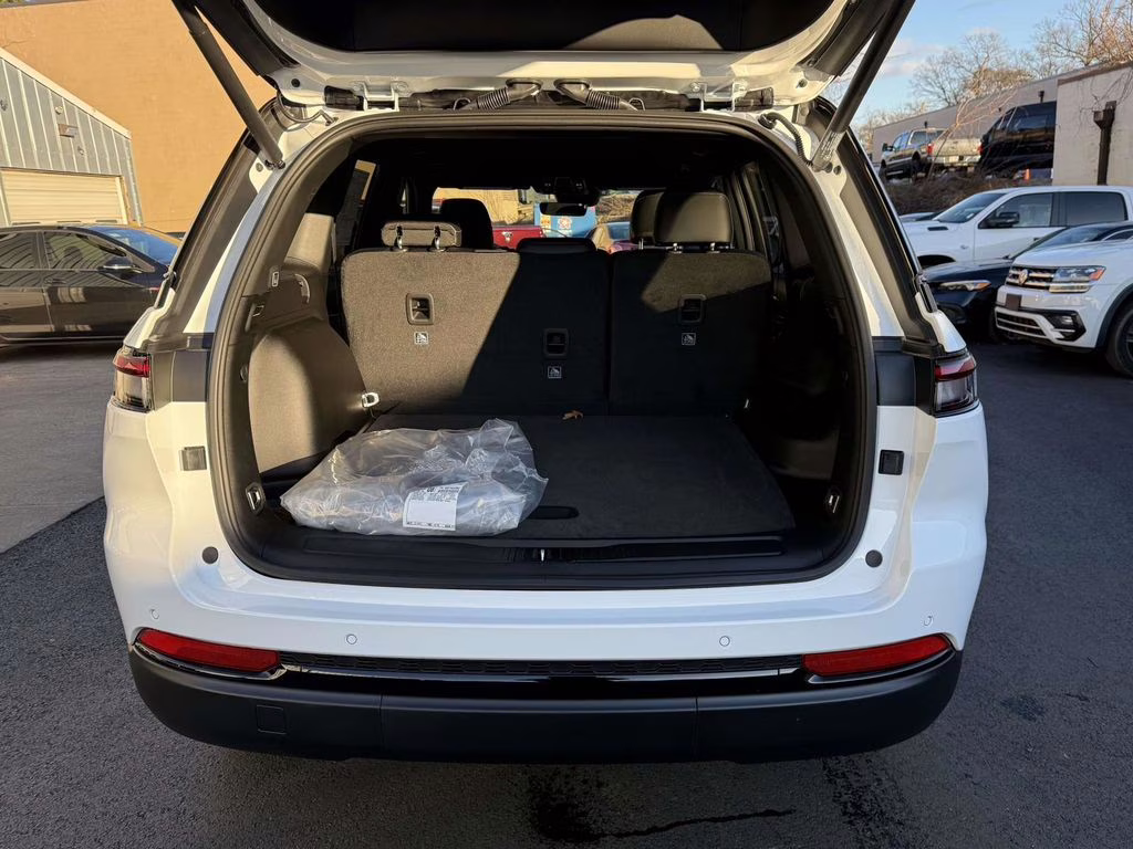 2025 Bright White Clearcoat Jeep Grand Cherokee Limited 4X4 SUV