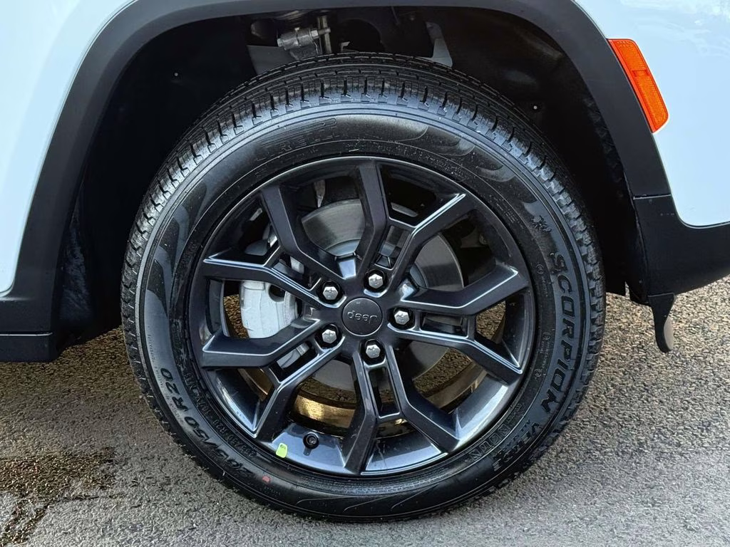 2025 Bright White Clearcoat Jeep Grand Cherokee Limited 4X4 SUV