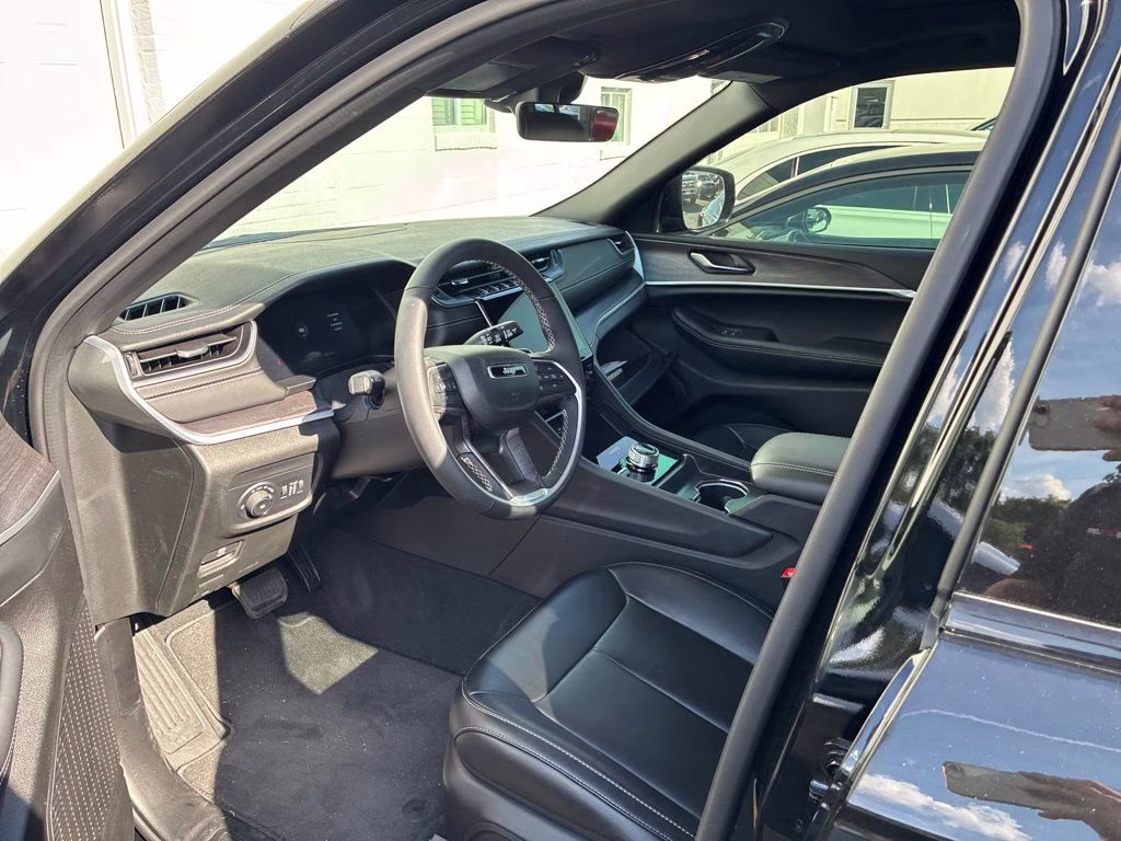 2025 Diamond Black Crystal Pearlcoat Jeep Grand Cherokee Limited 4X4 SUV