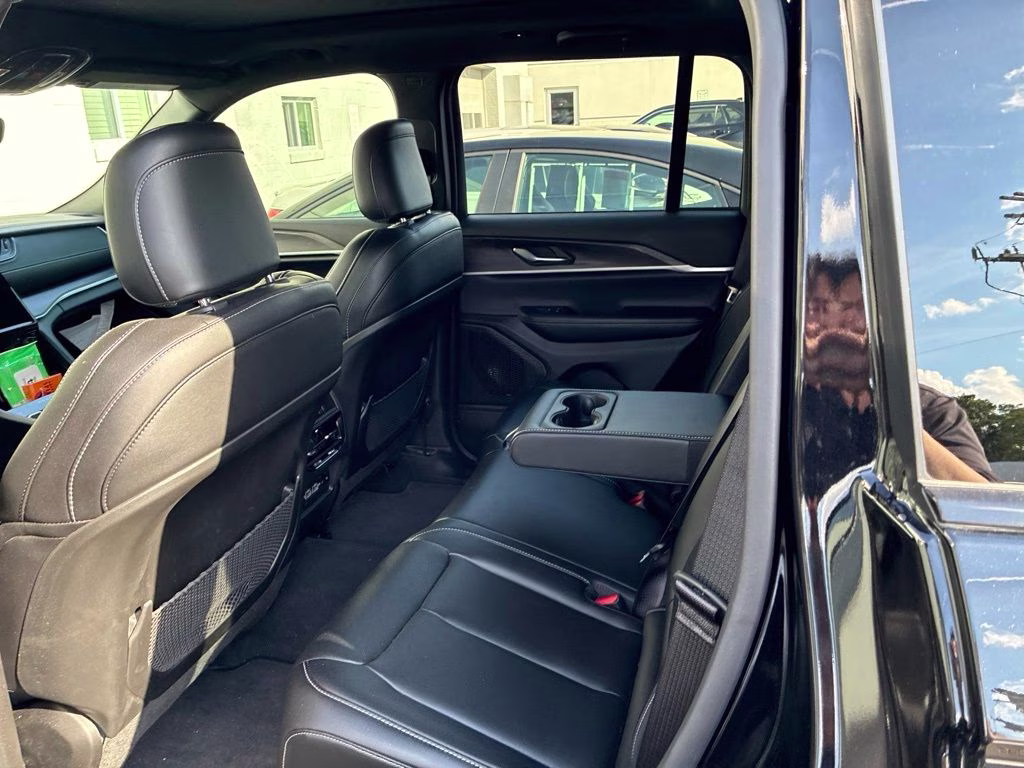 2025 Diamond Black Crystal Pearlcoat Jeep Grand Cherokee Limited 4X4 SUV