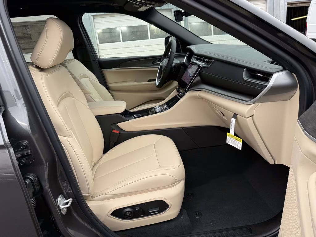 2025 Baltic Gray Metallic Clearcoat Jeep Grand Cherokee Limited 4X4 SUV