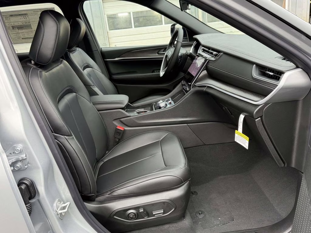 2025 Silver Zynith Jeep Grand Cherokee Limited 4X4 SUV