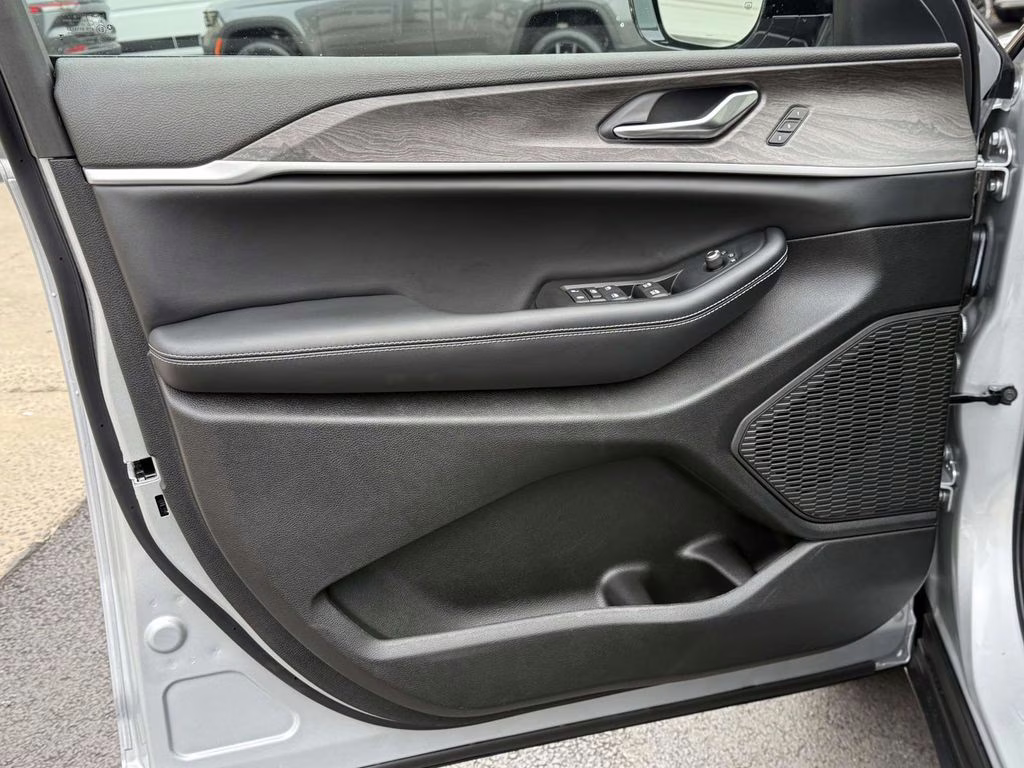 2025 Silver Zynith Jeep Grand Cherokee Limited 4X4 SUV