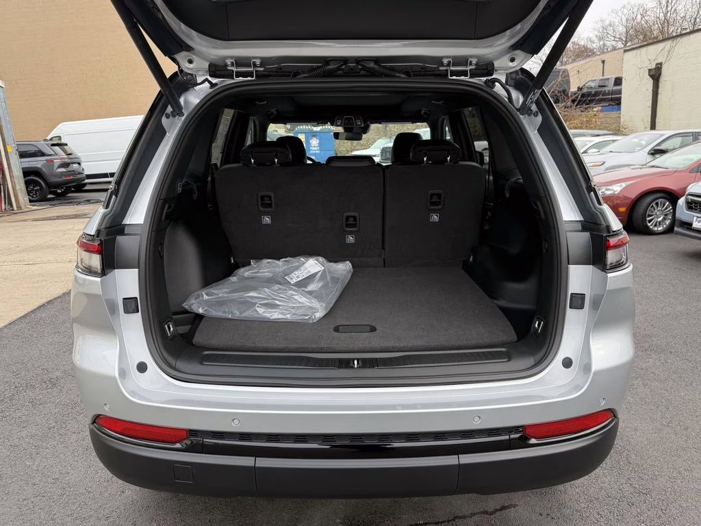 2025 Silver Zynith Jeep Grand Cherokee Limited 4X4 SUV