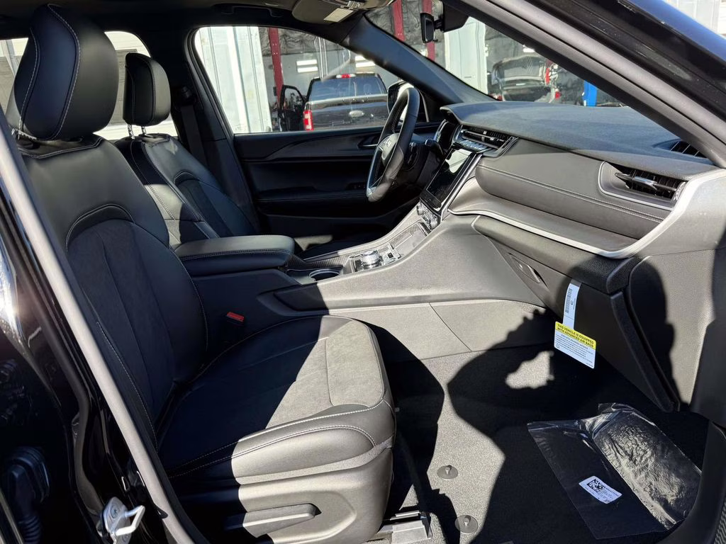 2025 Diamond Black Crystal Pearlcoat Jeep Grand Cherokee L Altitude X 4X4 SUV