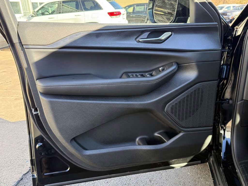 2025 Diamond Black Crystal Pearlcoat Jeep Grand Cherokee L Altitude X 4X4 SUV