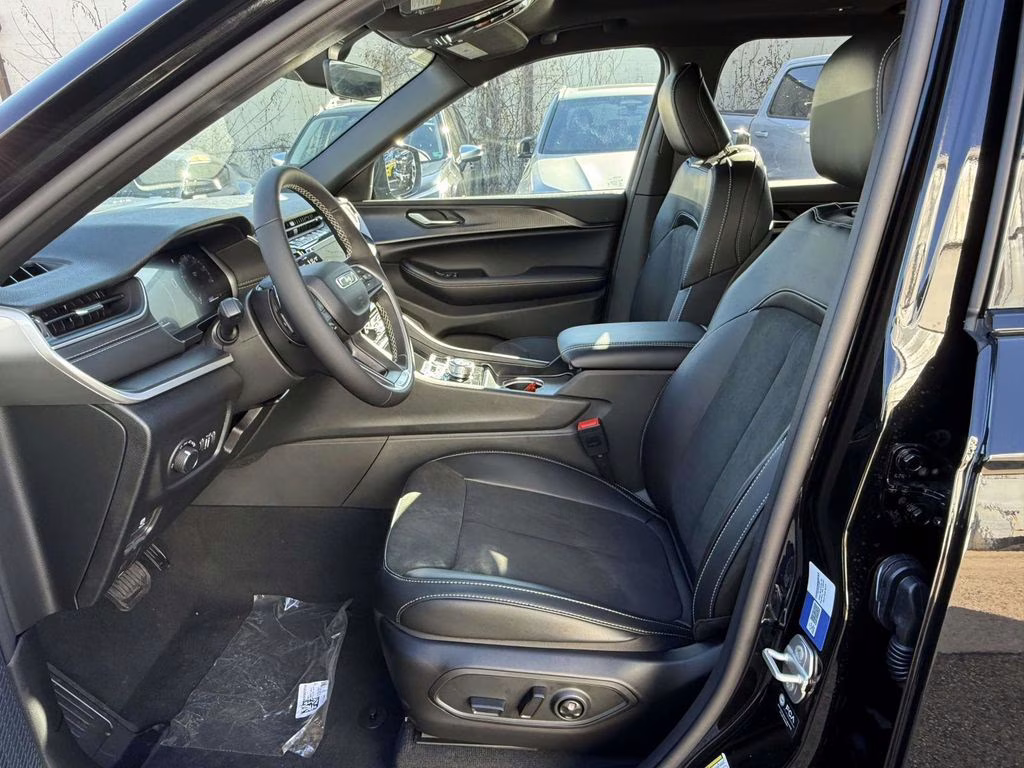 2025 Diamond Black Crystal Pearlcoat Jeep Grand Cherokee L Altitude X 4X4 SUV