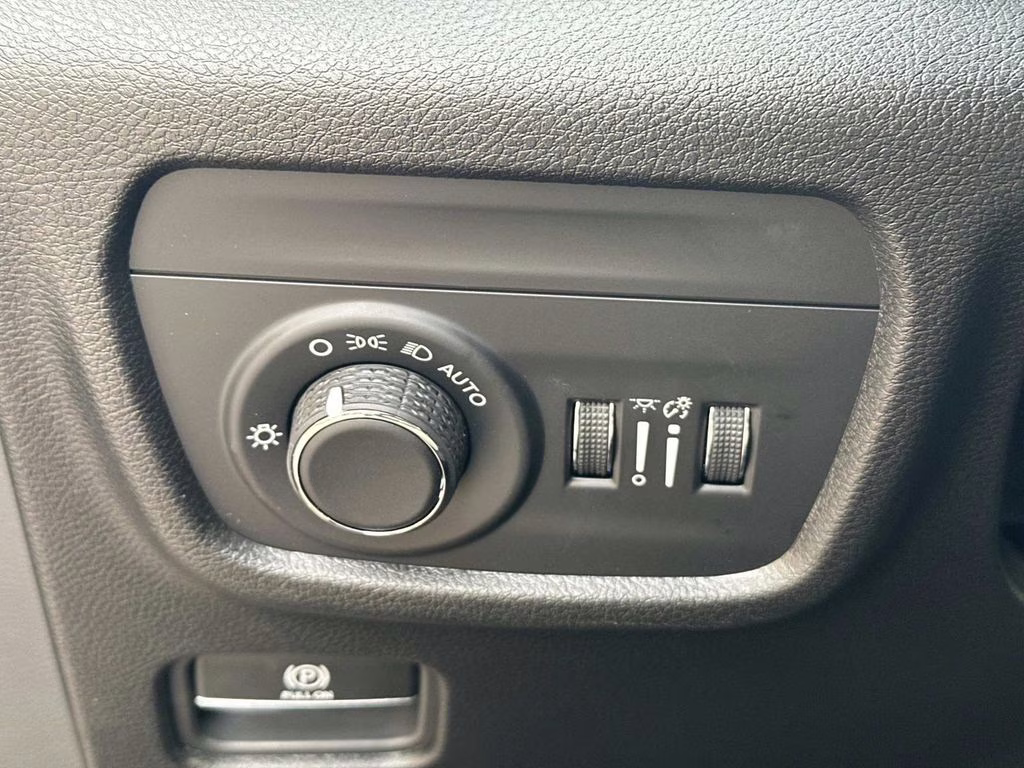 2025 Diamond Black Crystal Pearlcoat Jeep Grand Cherokee L Altitude X 4X4 SUV