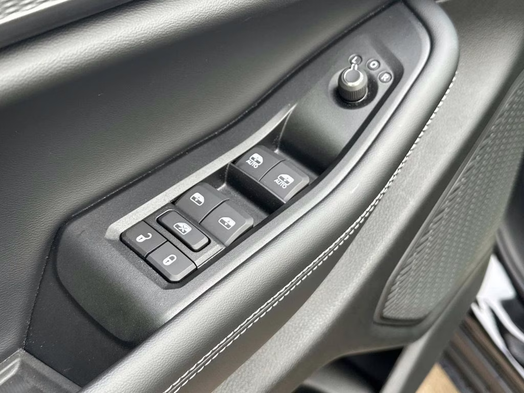 2025 Diamond Black Crystal Pearlcoat Jeep Grand Cherokee L Altitude X 4X4 SUV