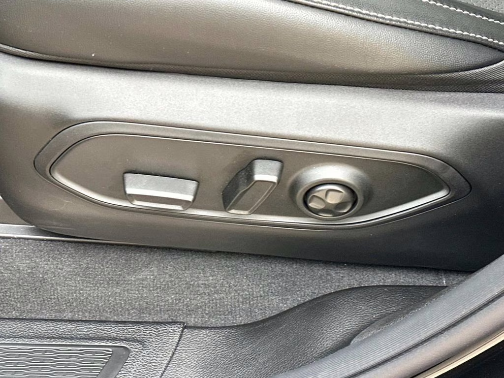 2025 Diamond Black Crystal Pearlcoat Jeep Grand Cherokee L Altitude X 4X4 SUV