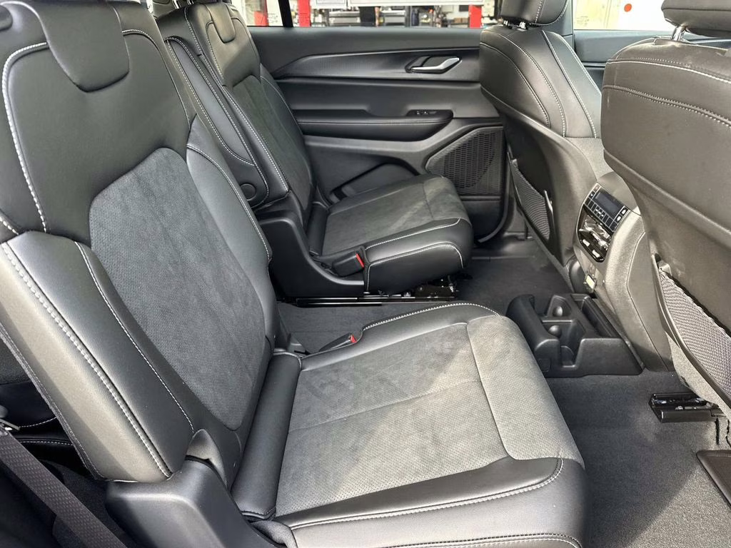 2025 Diamond Black Crystal Pearlcoat Jeep Grand Cherokee L Altitude X 4X4 SUV