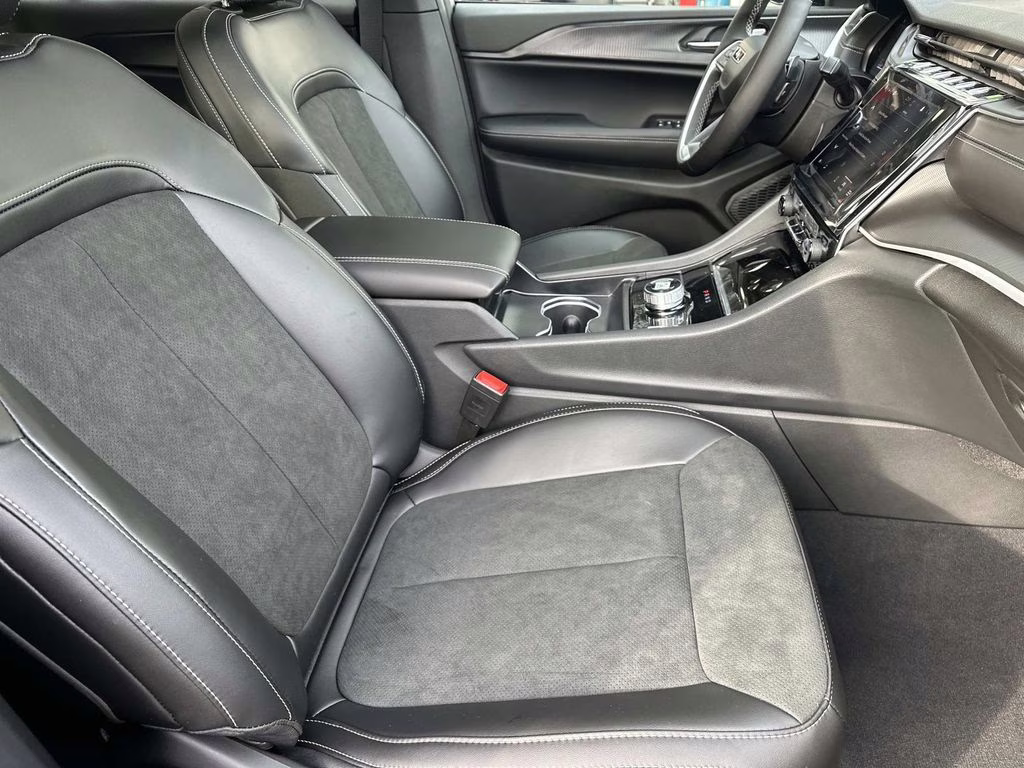 2025 Diamond Black Crystal Pearlcoat Jeep Grand Cherokee L Altitude X 4X4 SUV