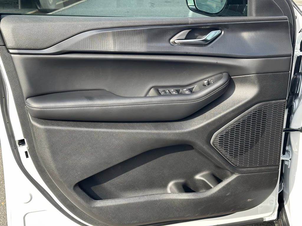 2025 Bright White Clearcoat Jeep Grand Cherokee L Altitude X 4X4 SUV