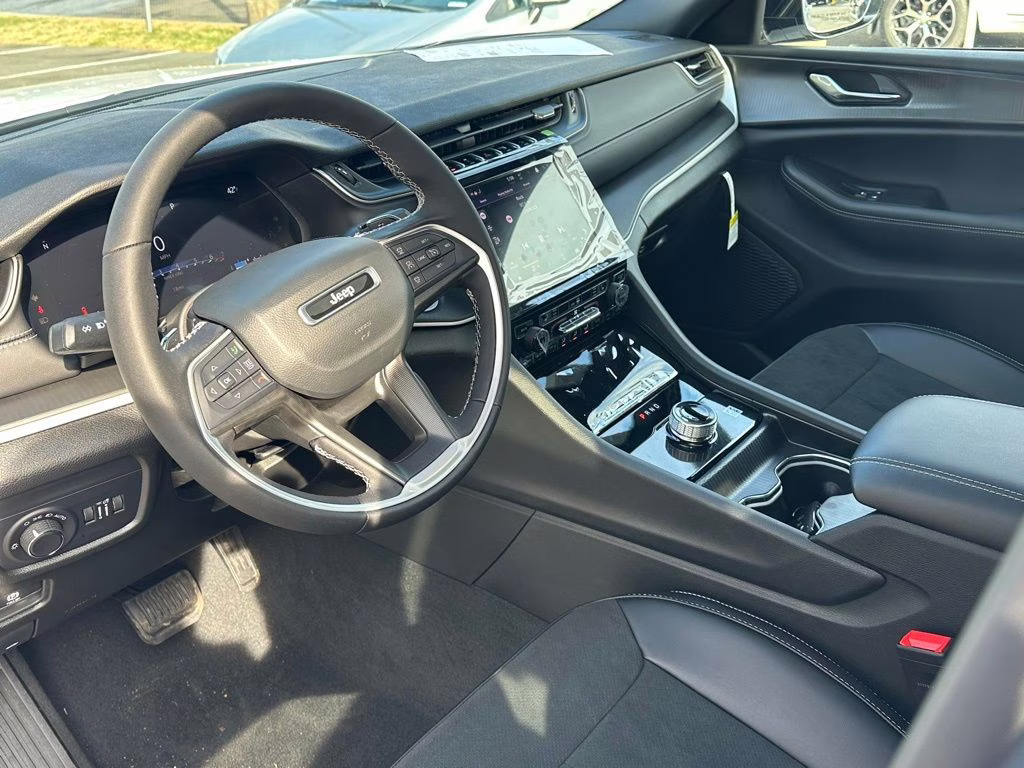 2025 Bright White Clearcoat Jeep Grand Cherokee L Altitude X 4X4 SUV