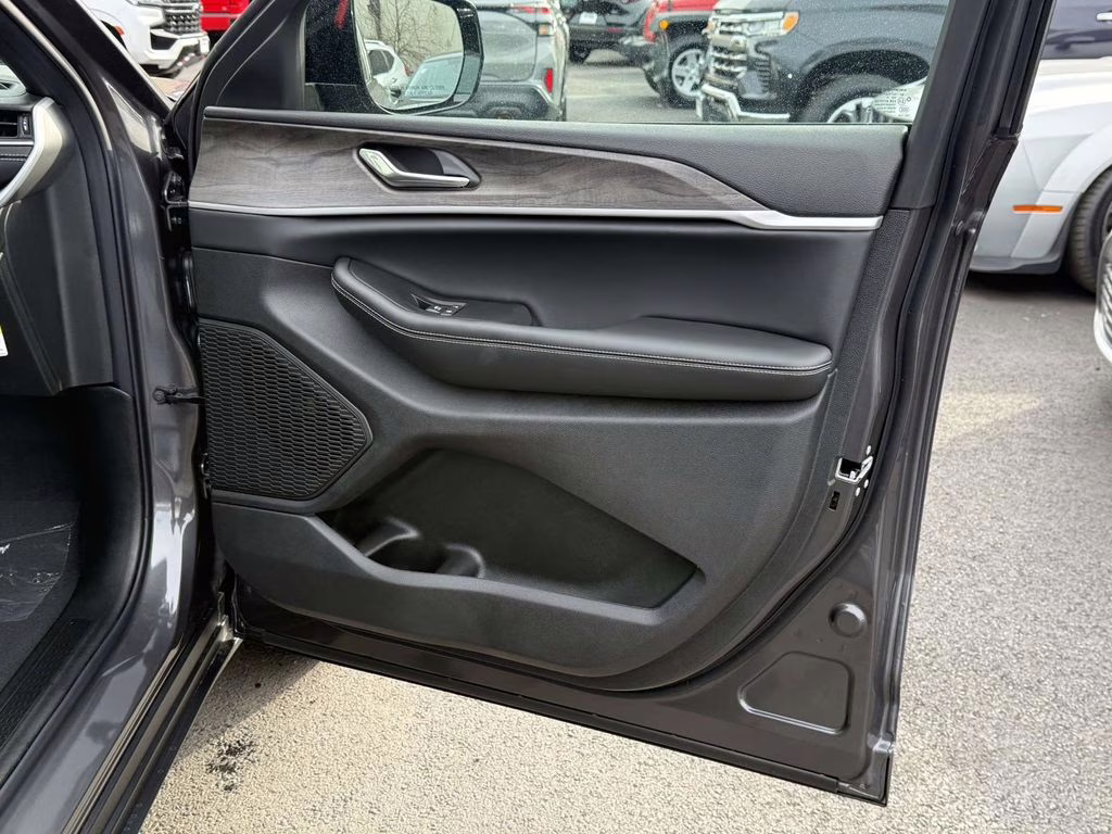 2025 Baltic Gray Metallic Clearcoat Jeep Grand Cherokee L Limited 4X4 SUV