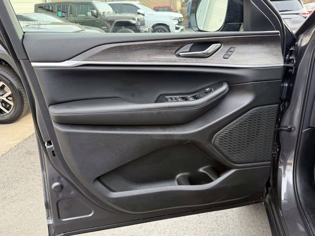 2025 Baltic Gray Metallic Clearcoat Jeep Grand Cherokee L Limited 4X4 SUV